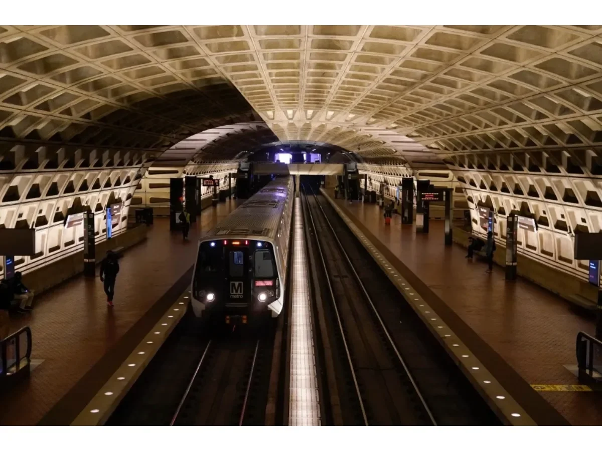 Colisión entre vehículo de trabajo y tren en Washington deja 11 heridos y afecta tráfico ferroviario