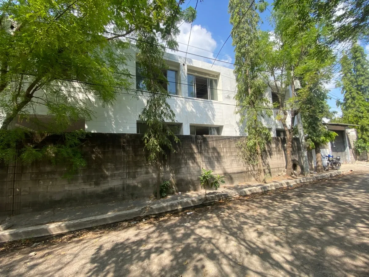 Padres exigen avances y transparencia en remodelación de escuela en San Miguel