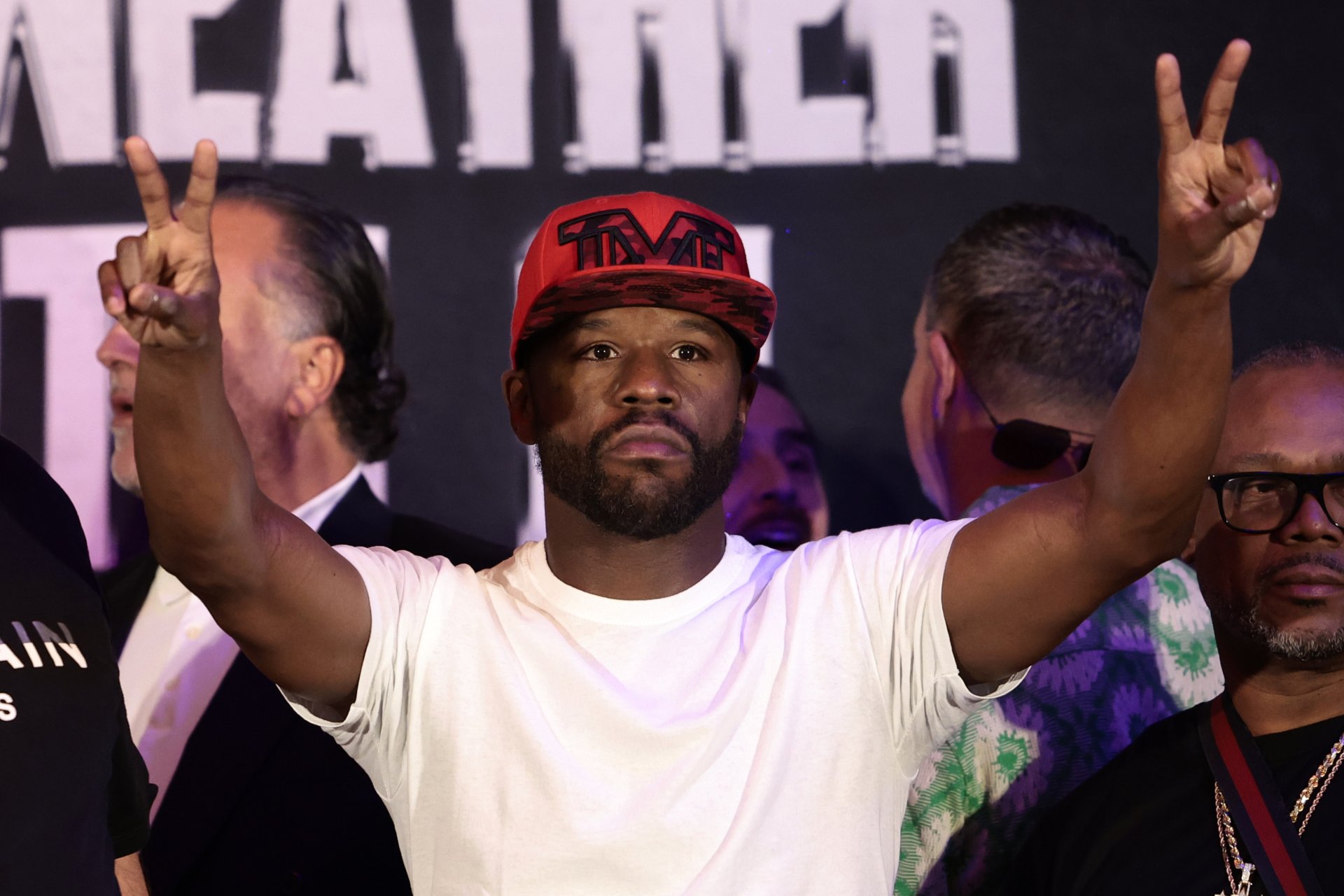 Floyd Mayweather confirma pelea contra Mike Zambidis y mantiene en duda revancha con Pacquiao