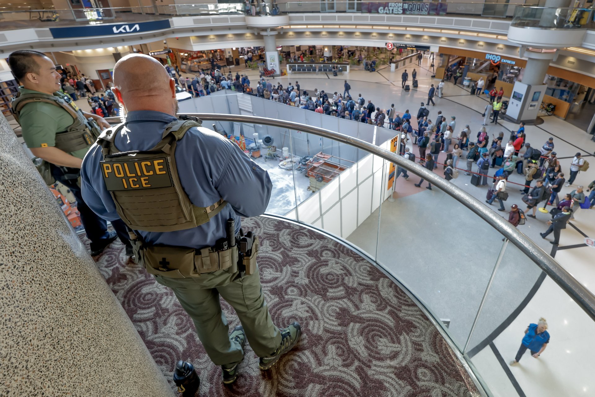 Senado de EE. UU. aprueba financiamiento para agencias migratorias tras cierre del DHS