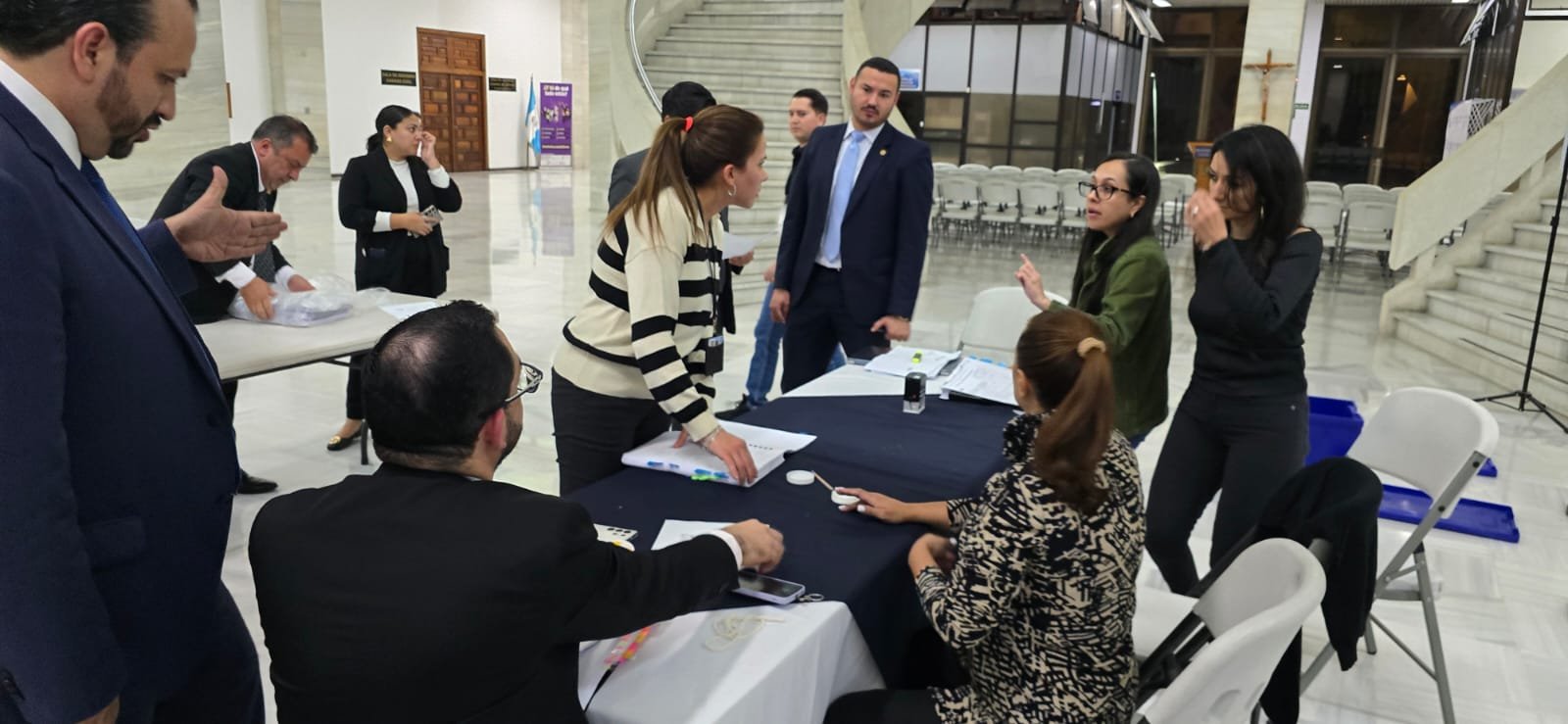 Presidencia devuelve expedientes de aspirantes a fiscal general tras orden de la Corte de Constitucionalidad