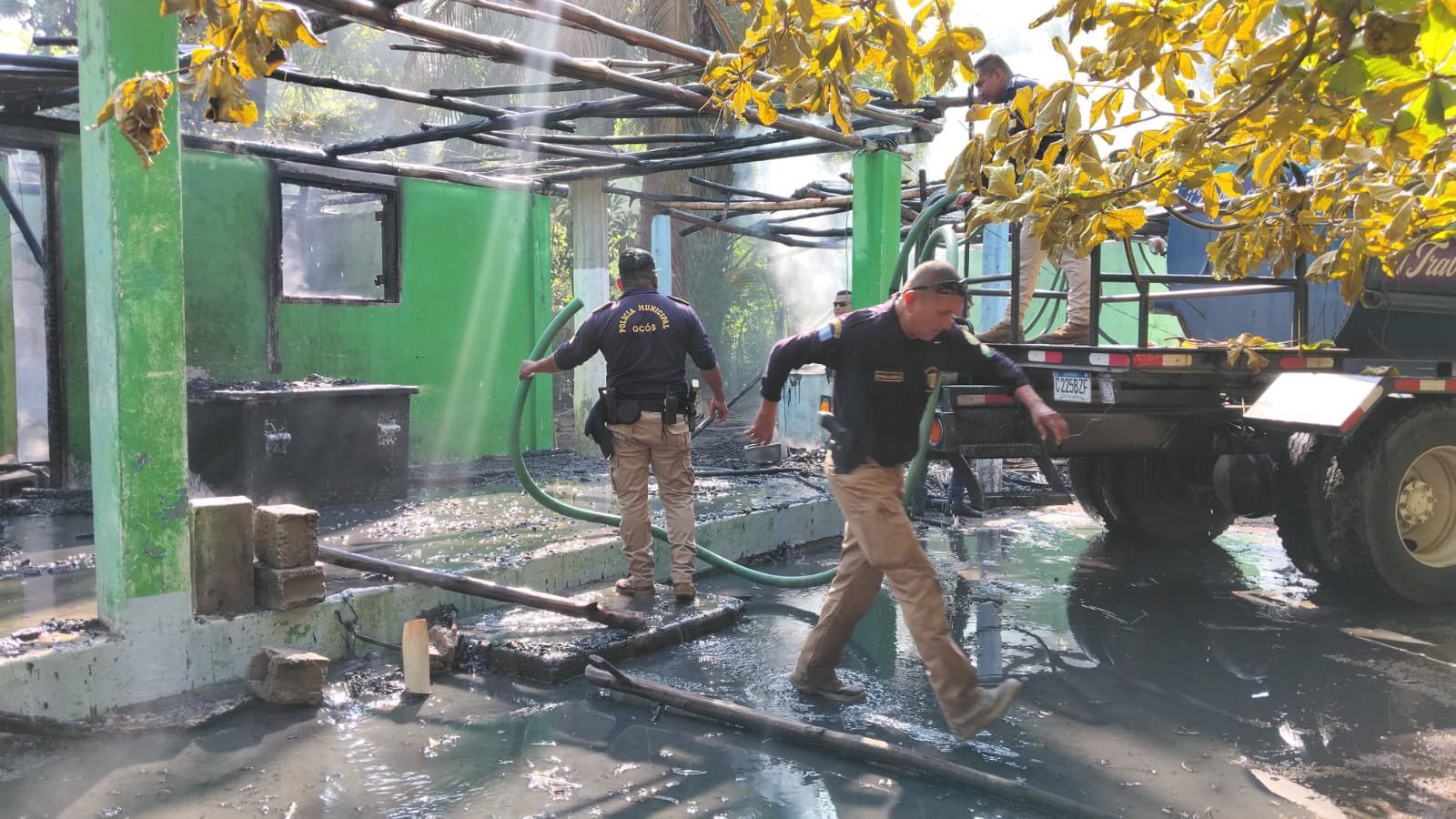 Hombre se prende fuego durante allanamiento en Ocós y deja dos policías heridos