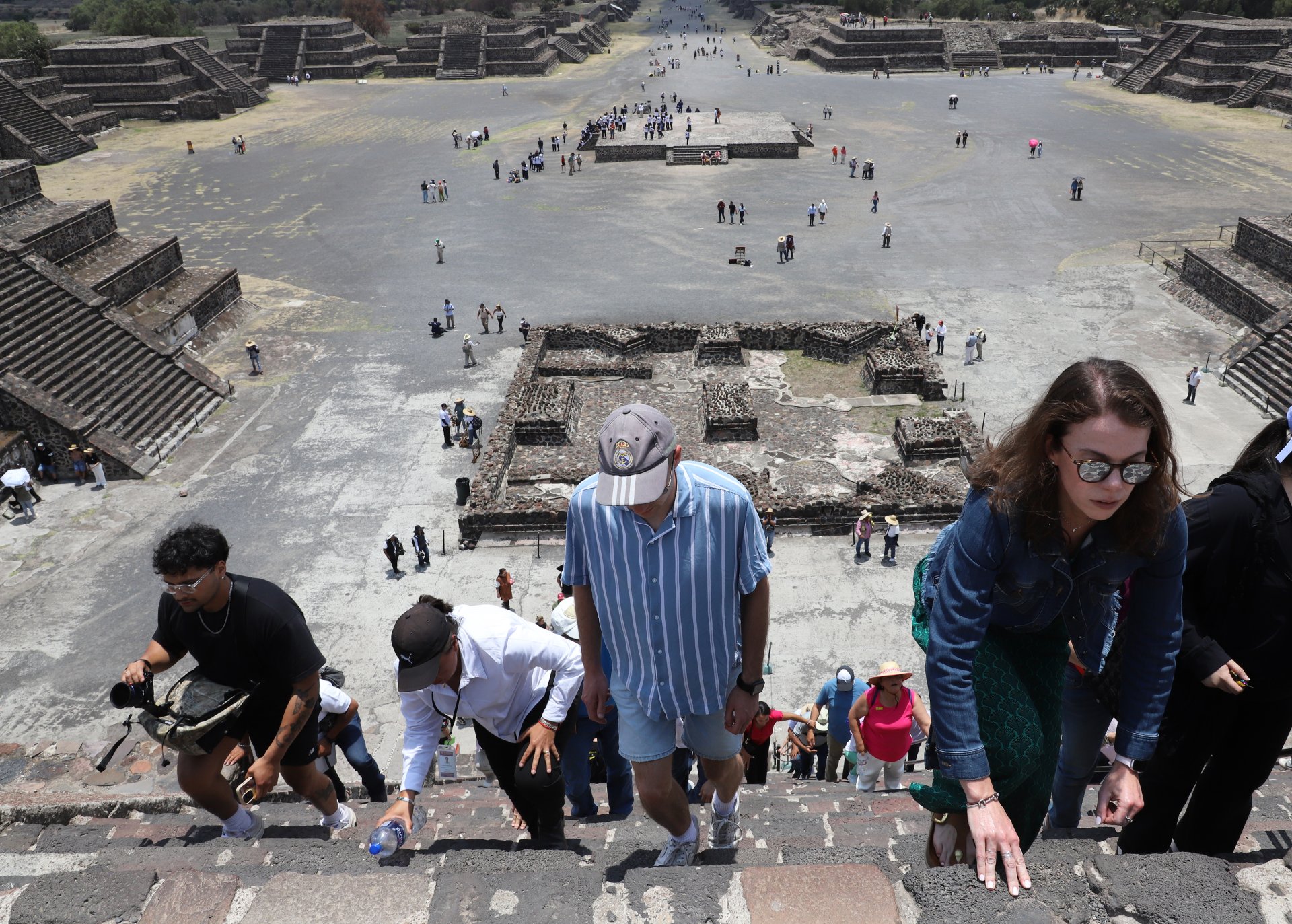 Video 360 revela llegada del tirador a la Pirámide de la Luna antes del ataque en Teotihuacán