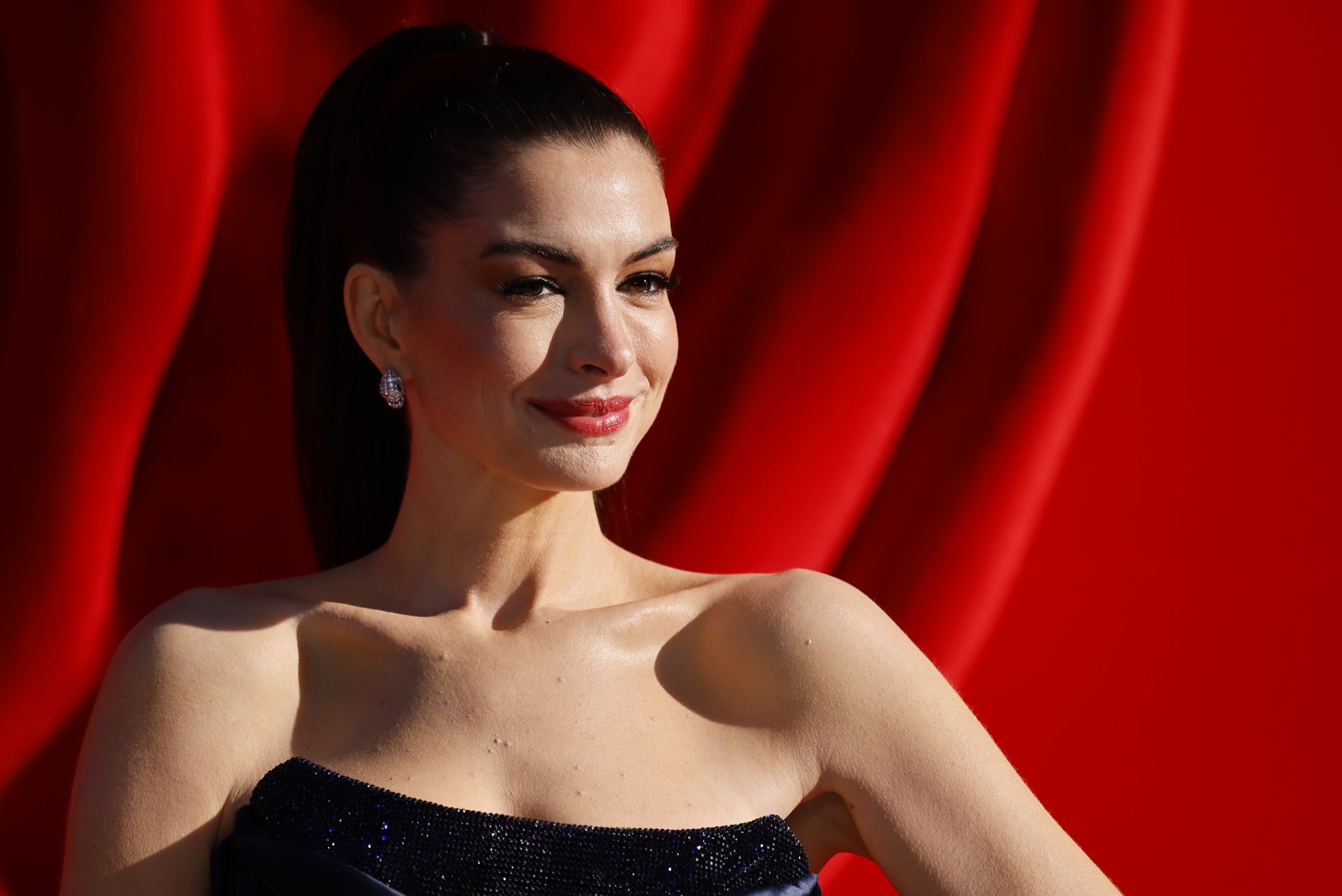Anne Hathaway celebra ser nombrada la mujer más bella del mundo mientras lidera ‘El diablo viste a la moda 2’