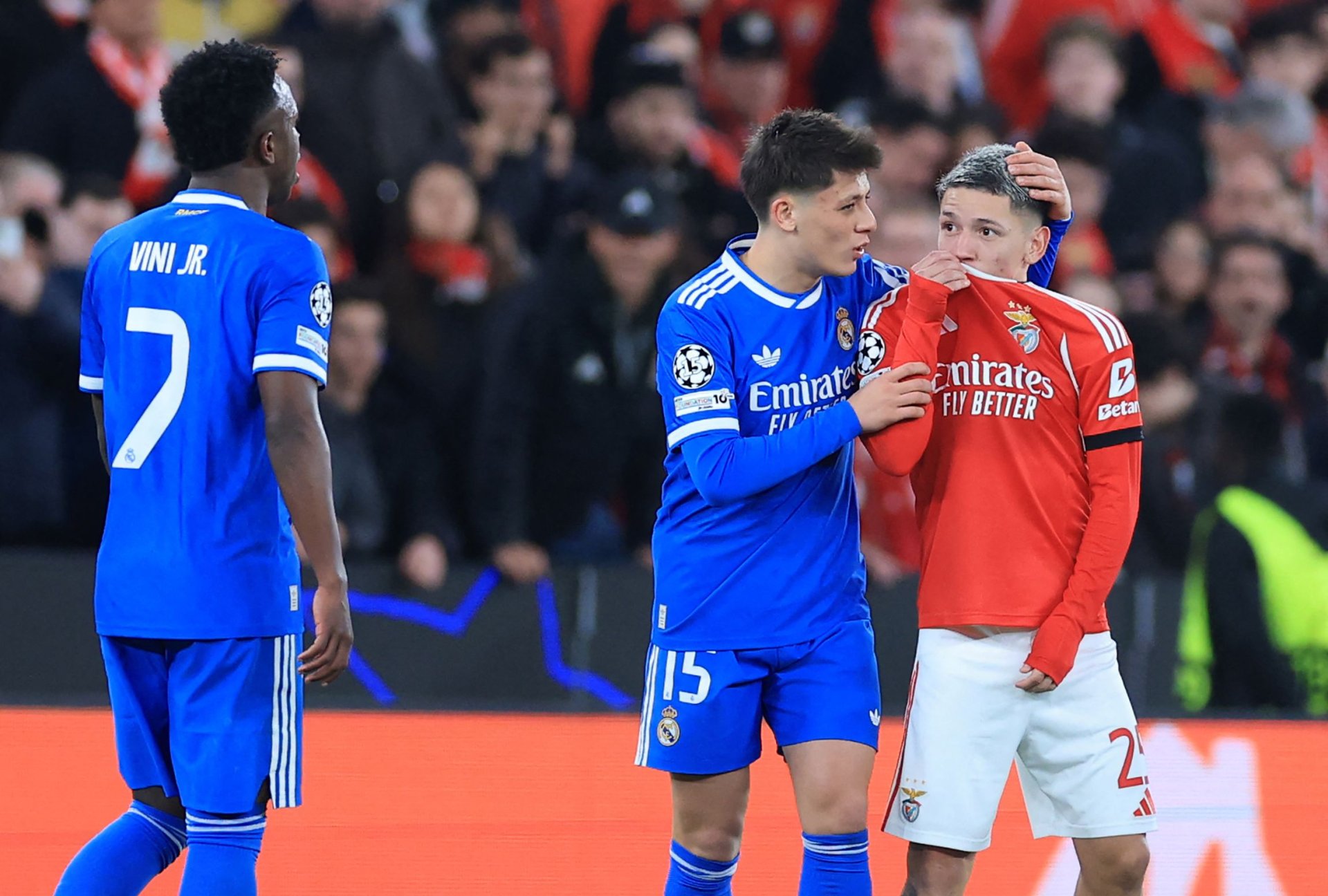 UEFA sanciona a Gianluca Prestianni con seis partidos por conducta discriminatoria contra Vinícius en Champions League
