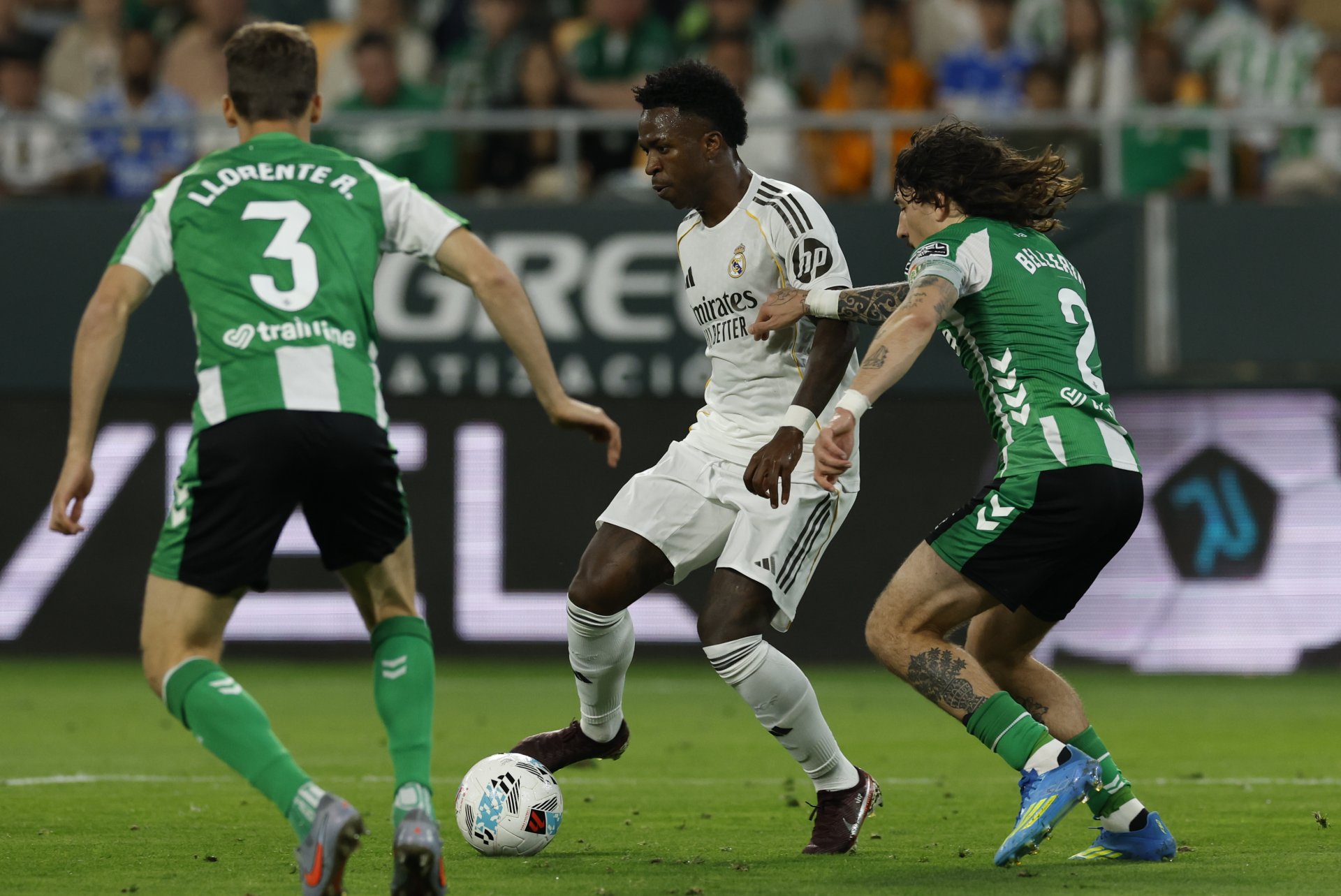 Real Madrid empata 1-1 con Betis y Barcelona queda cerca de coronarse campeón de LaLiga