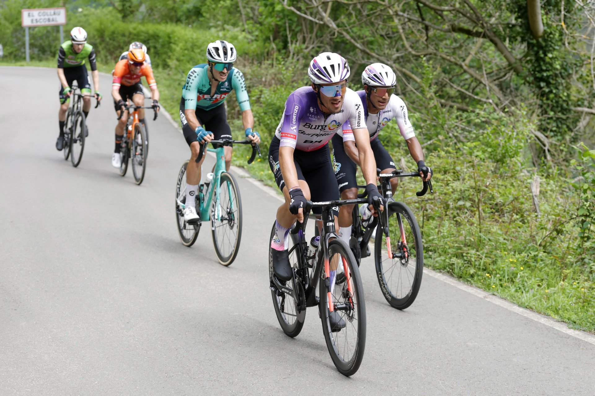 Sergio Chumil destaca en la Vuelta a Asturias y alcanza el top 10 general