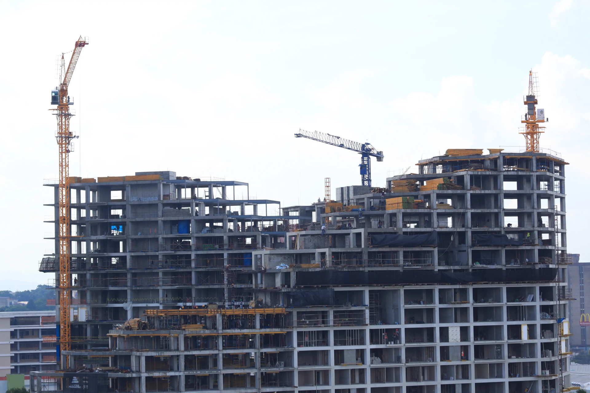 Factores que impulsan la construcción de sótanos en Guatemala frente a parqueos elevados