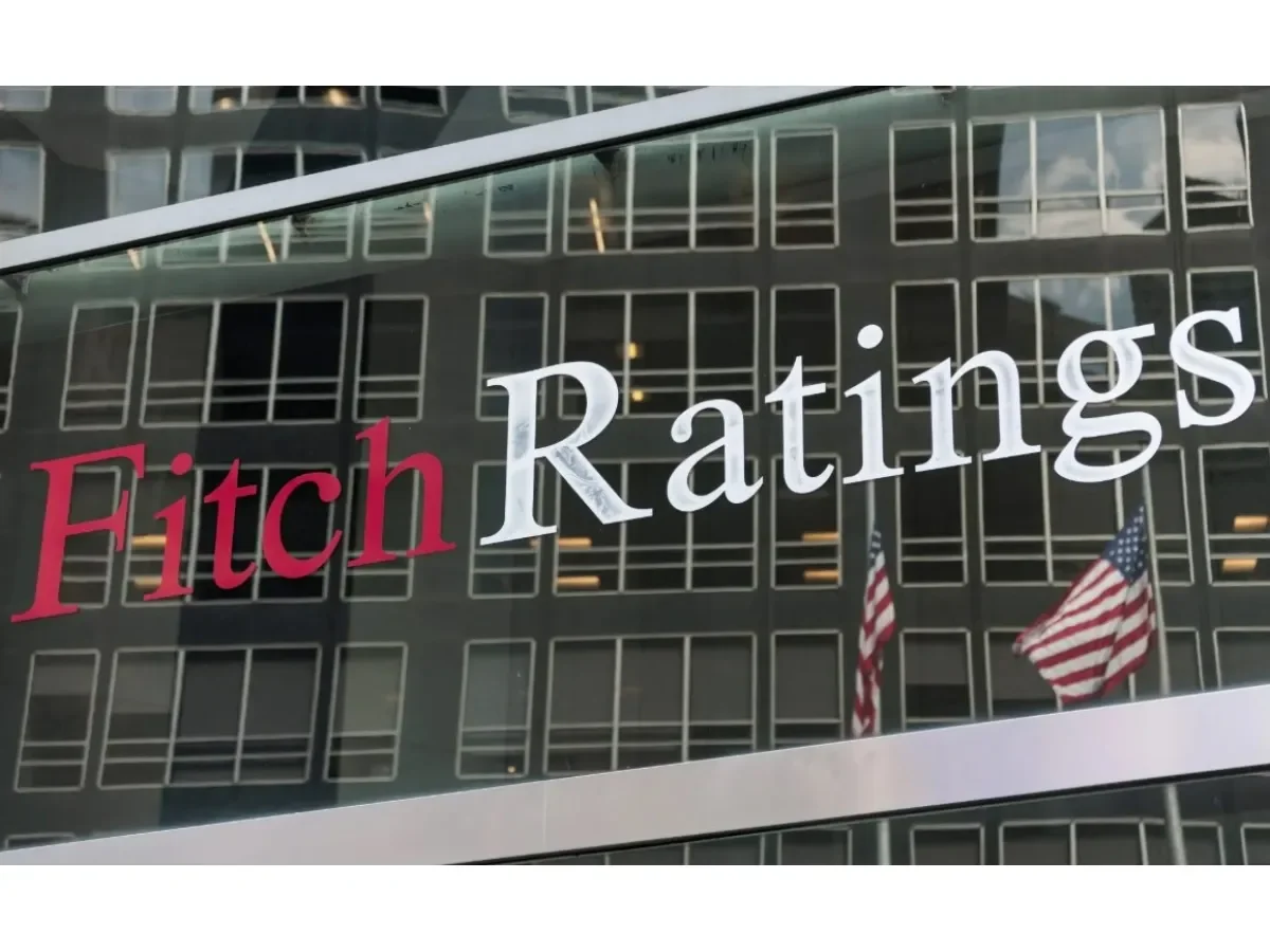 Fitch mantiene calificación B- para El Salvador pese a retrasos en acuerdo con FMI