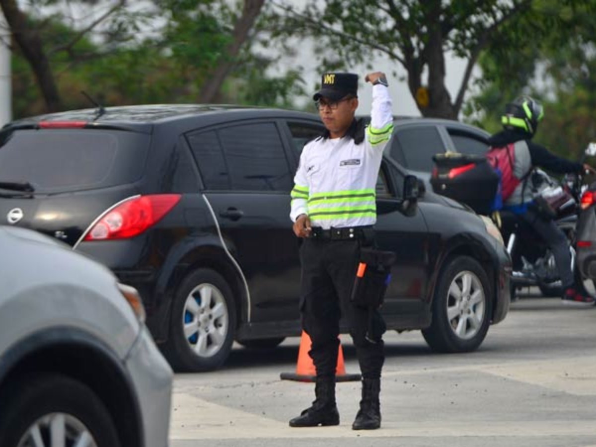 Multan a 28 conductores por violar normas de tránsito en bulevar Constitución de San Salvador