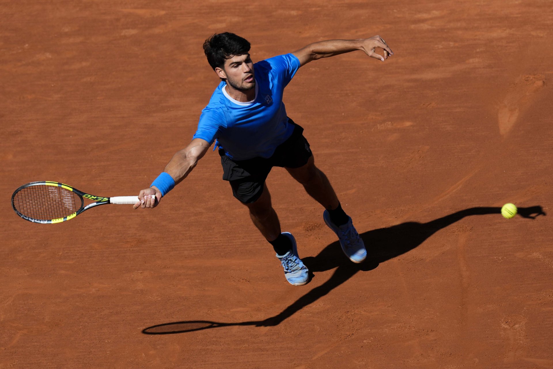 Carlos Alcaraz se retira de Roma y Roland Garros por lesión en la muñeca derecha