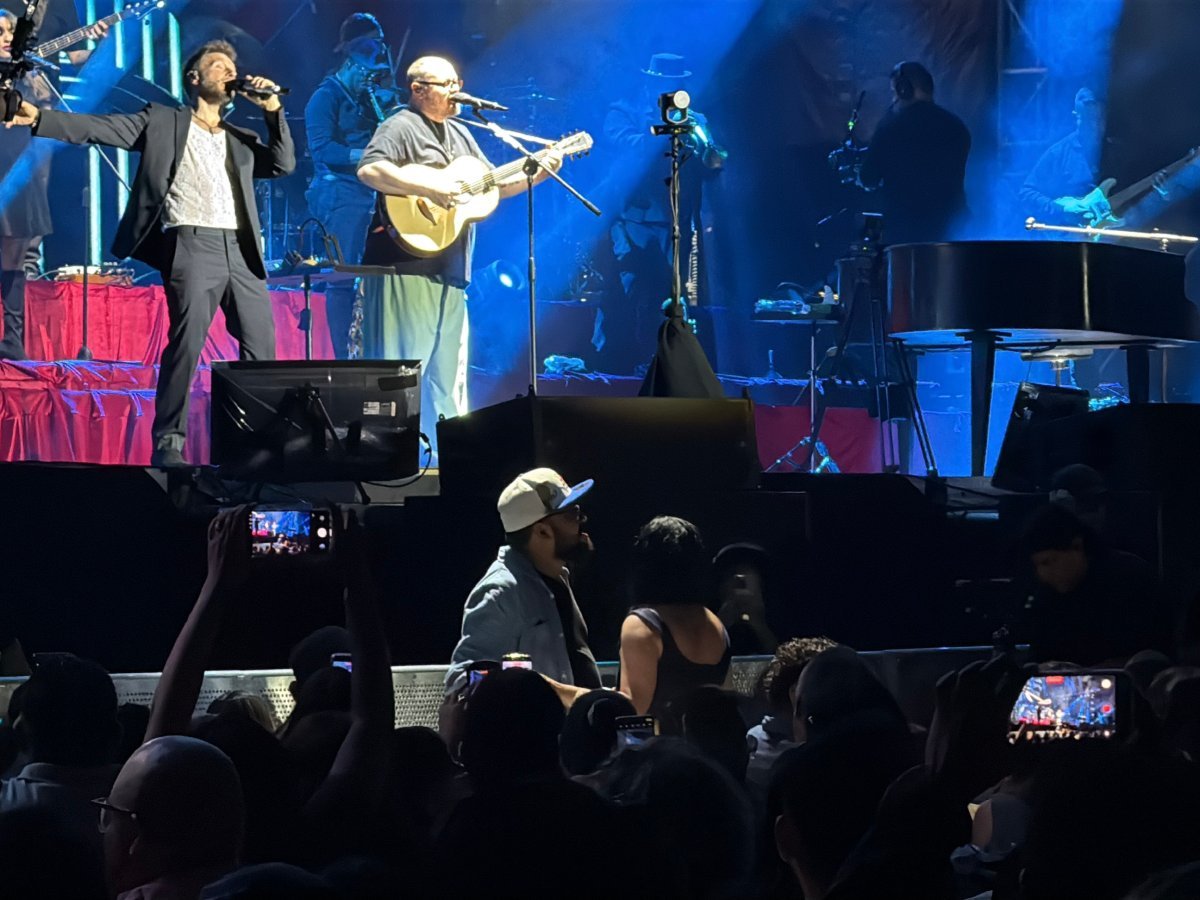 Compromiso en vivo durante concierto de Sin Bandera emociona a El Salvador