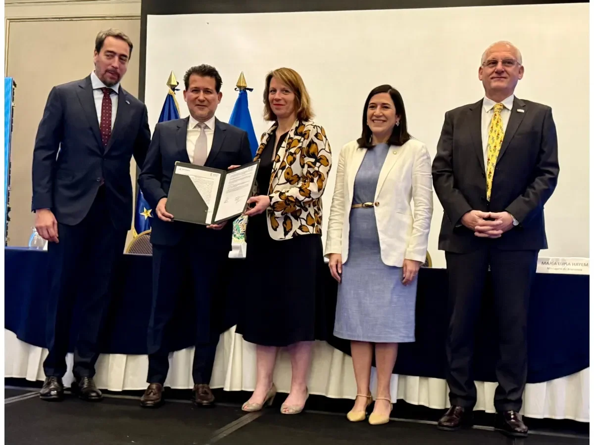 El Salvador impulsa la formación de talento para fortalecer el sector aeronáutico