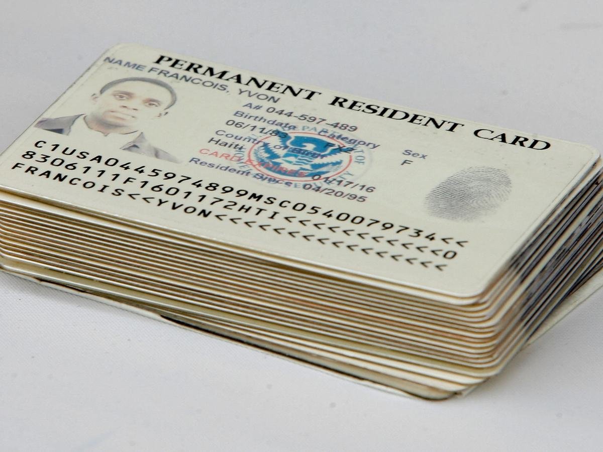 Estados Unidos planea revocar ciudadanía a 384 personas naturalizadas en estrategia ampliada