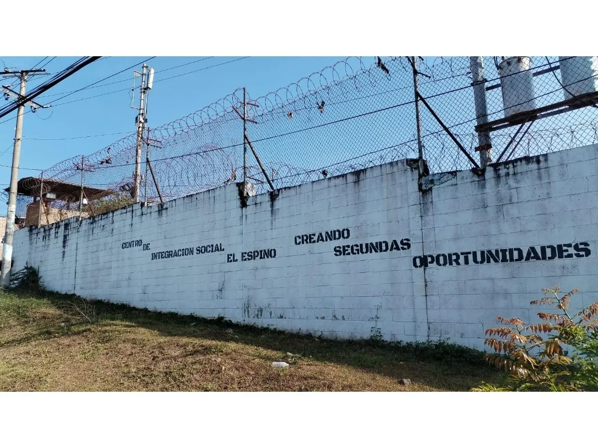 Condena a menor en El Salvador basada en fotos y domicilio genera controversia legal