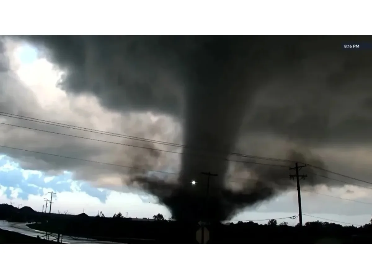 Fuerte tornado en Oklahoma causa daños severos y moviliza equipos de emergencia en Enid