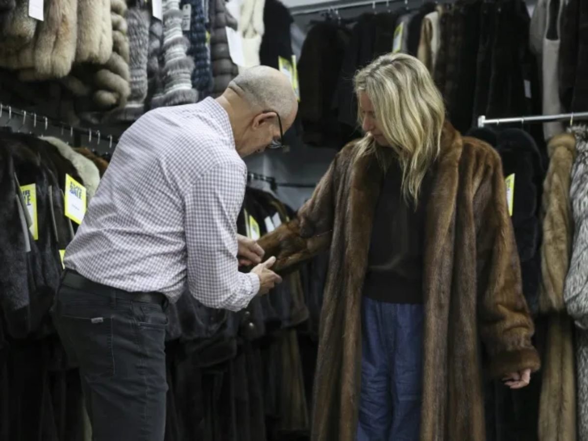 Resurgimiento de la piel animal en la moda vintage genera debate global