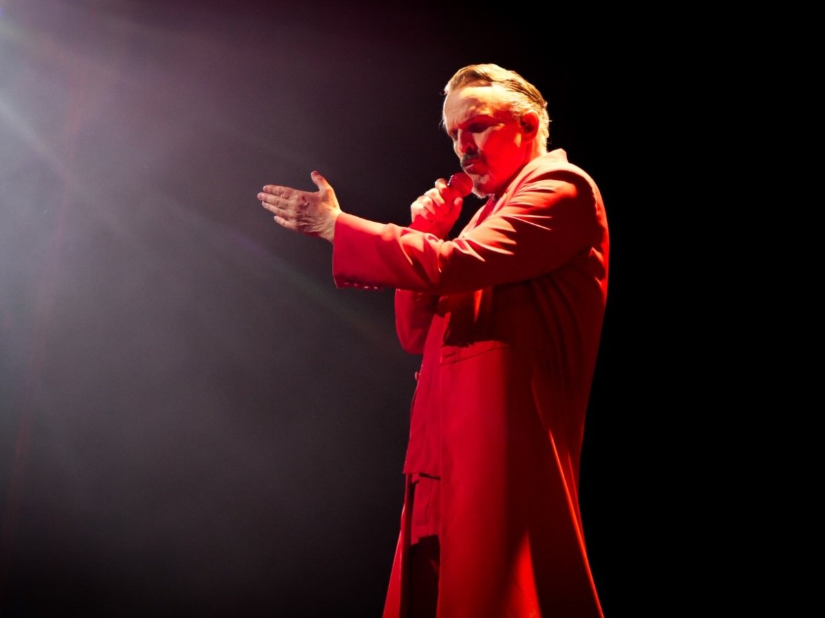 Miguel Bosé traslada su concierto en El Salvador al Gimnasio Nacional por condiciones climáticas