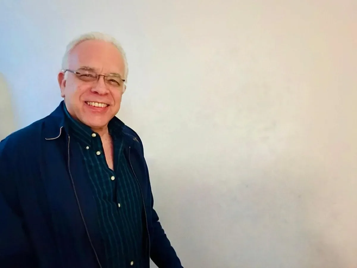 Rafael Góchez compila 30 años de análisis sobre El Salvador en un extenso libro