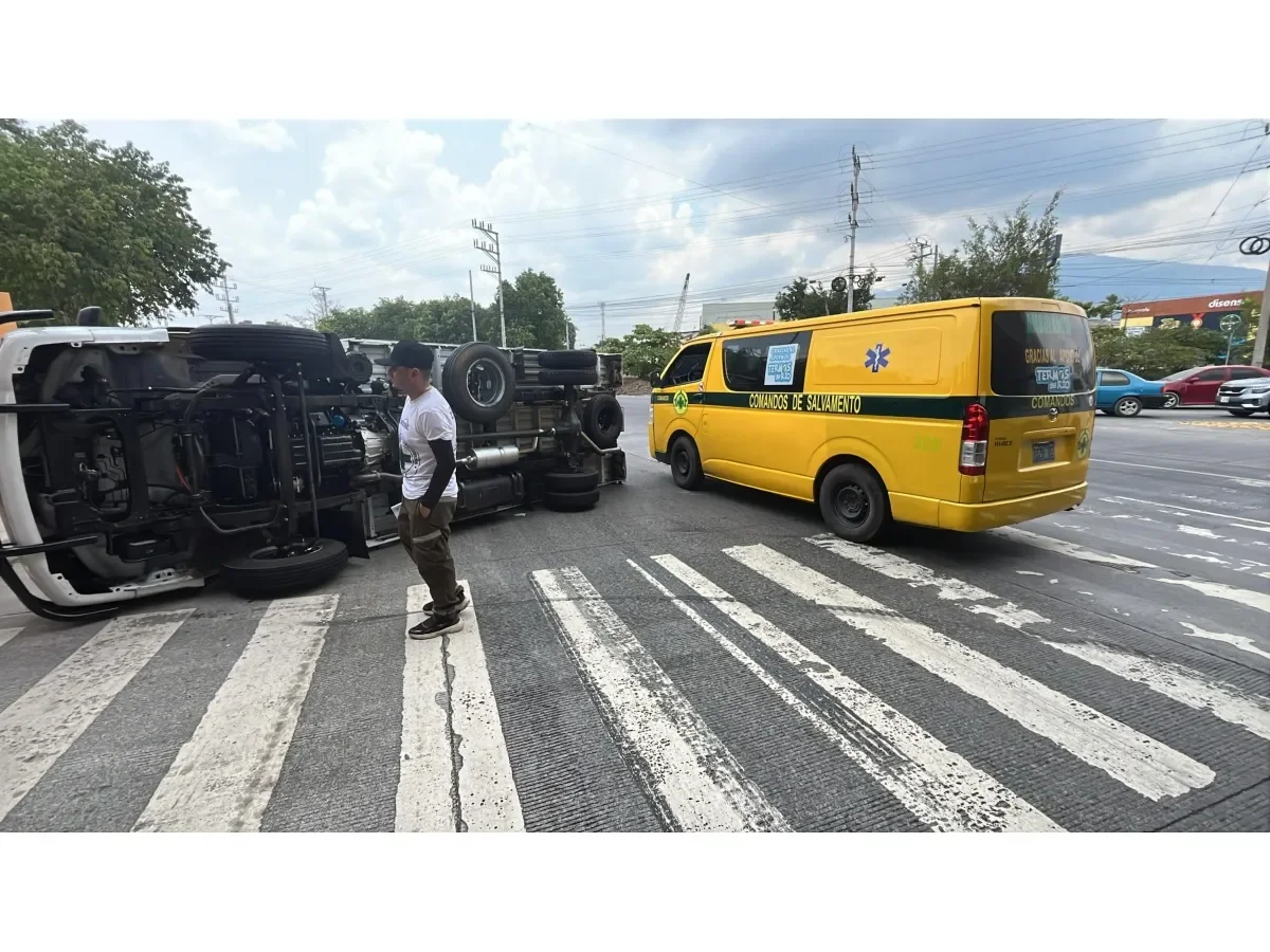Fin de semana marcado por accidentes viales: cuatro personas heridas y un camión volcado en El Salvador
