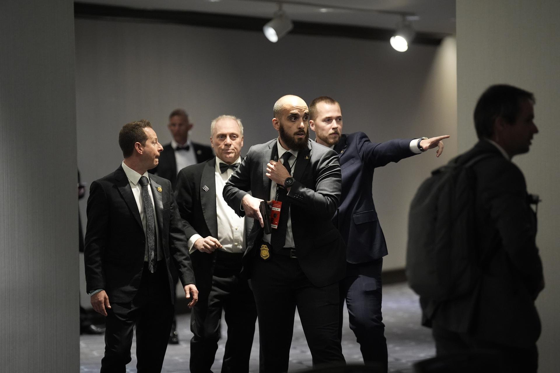 Evacúan a Donald Trump tras reportes de disparos en cena de corresponsales en Washington