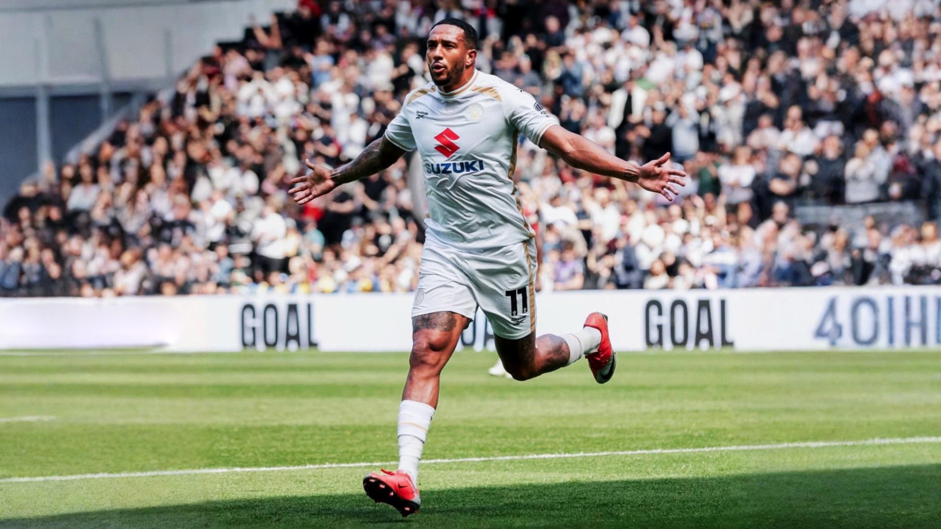Nathaniel Méndez-Laing impulsa el ascenso del MK Dons a la League One y lucha por el título