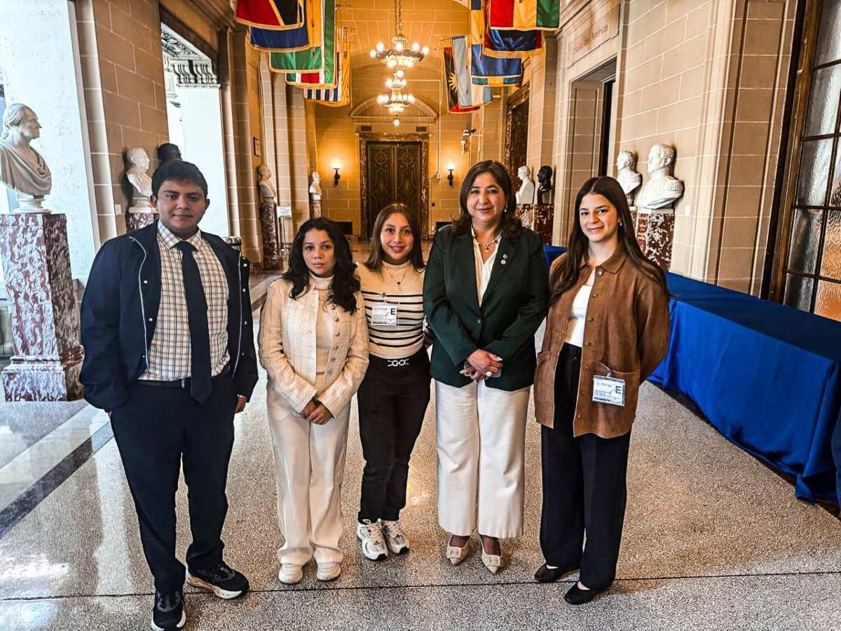 Cuatro jóvenes salvadoreños fortalecen sus habilidades en diplomacia y liderazgo en programa internacional