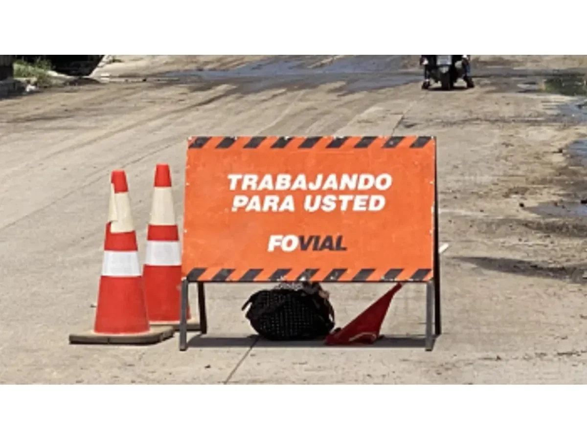 Cierre parcial de carril en bulevar Tutunichapa por obras del metrocable en San Salvador