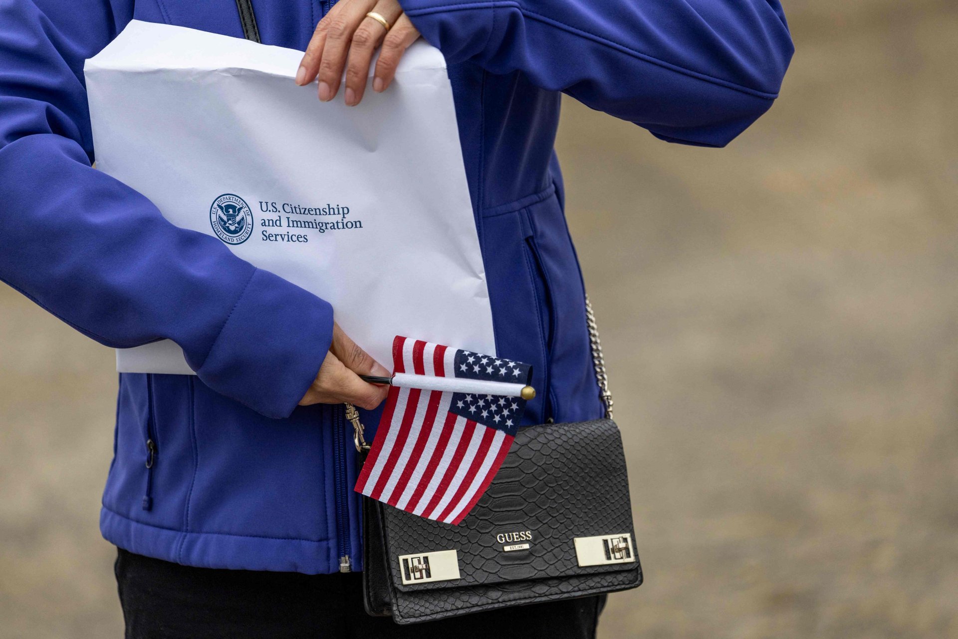 USCIS anuncia pausa en trámites migratorios y genera incertidumbre sobre visas y Green Cards
