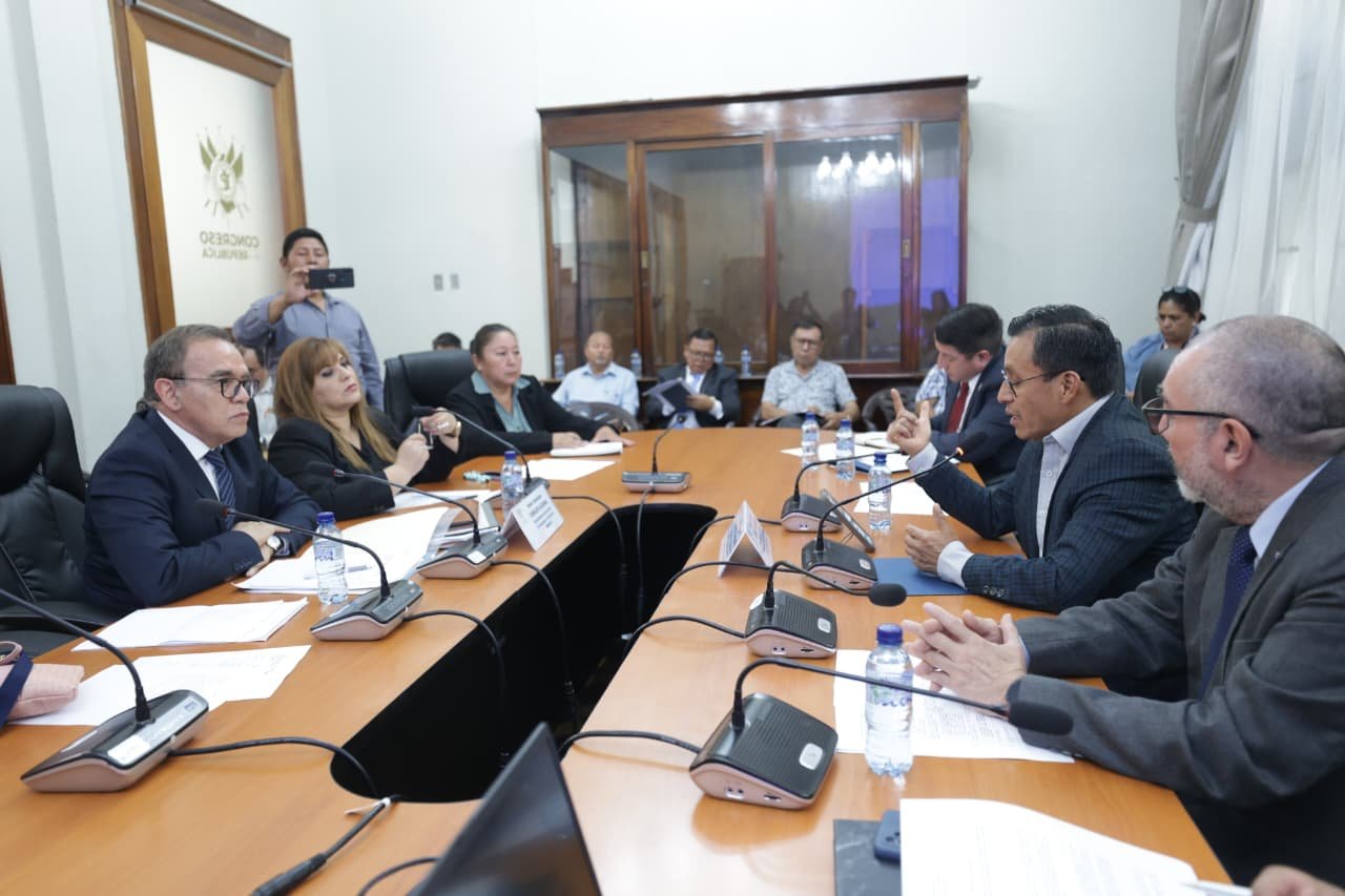 Debate en Congreso por reformas a la Ley de Dignificación al Magisterio genera rechazo del STEG