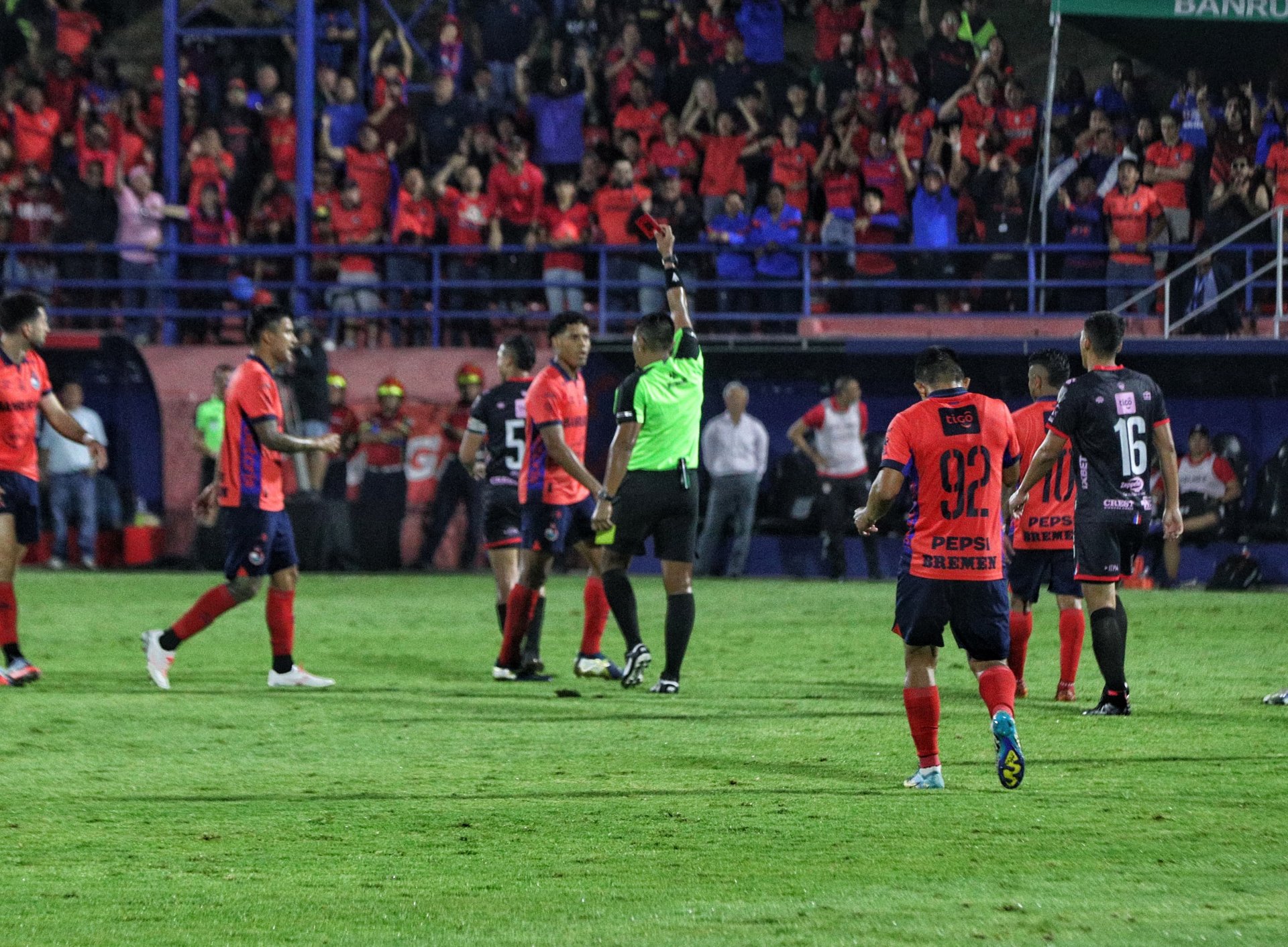 La expulsión de Jorge Aparicio marcó la goleada de Municipal sobre Xelajú en la final del Clausura 2026 La expulsión de Jorge Aparicio marcó la goleada de Municipal sobre Xelajú en la final del Clausura 2026