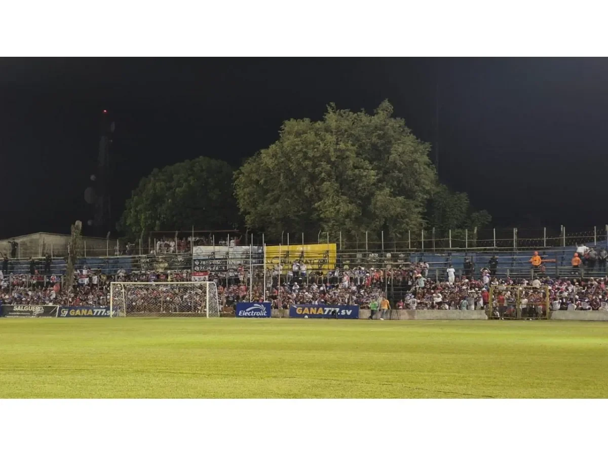 Cancelación de graderíos provisionales genera aglomeraciones y críticas en el estadio Sergio Torres de Usulután Cancelación de graderíos provisionales genera aglomeraciones y críticas en el estadio Sergio Torres de Usulután