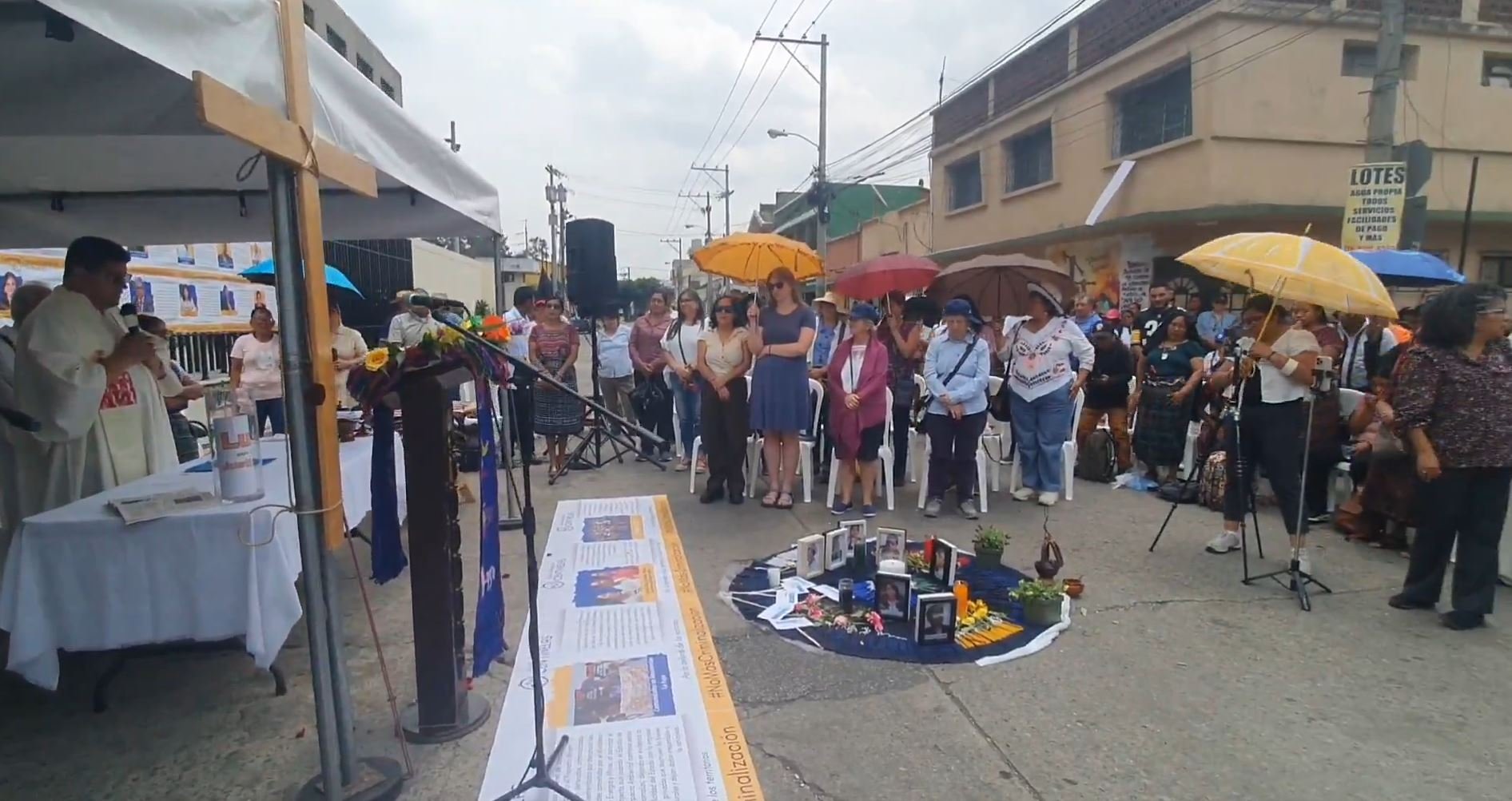 Sector interreligioso realiza misa frente al MP durante relevo de fiscal general en Guatemala