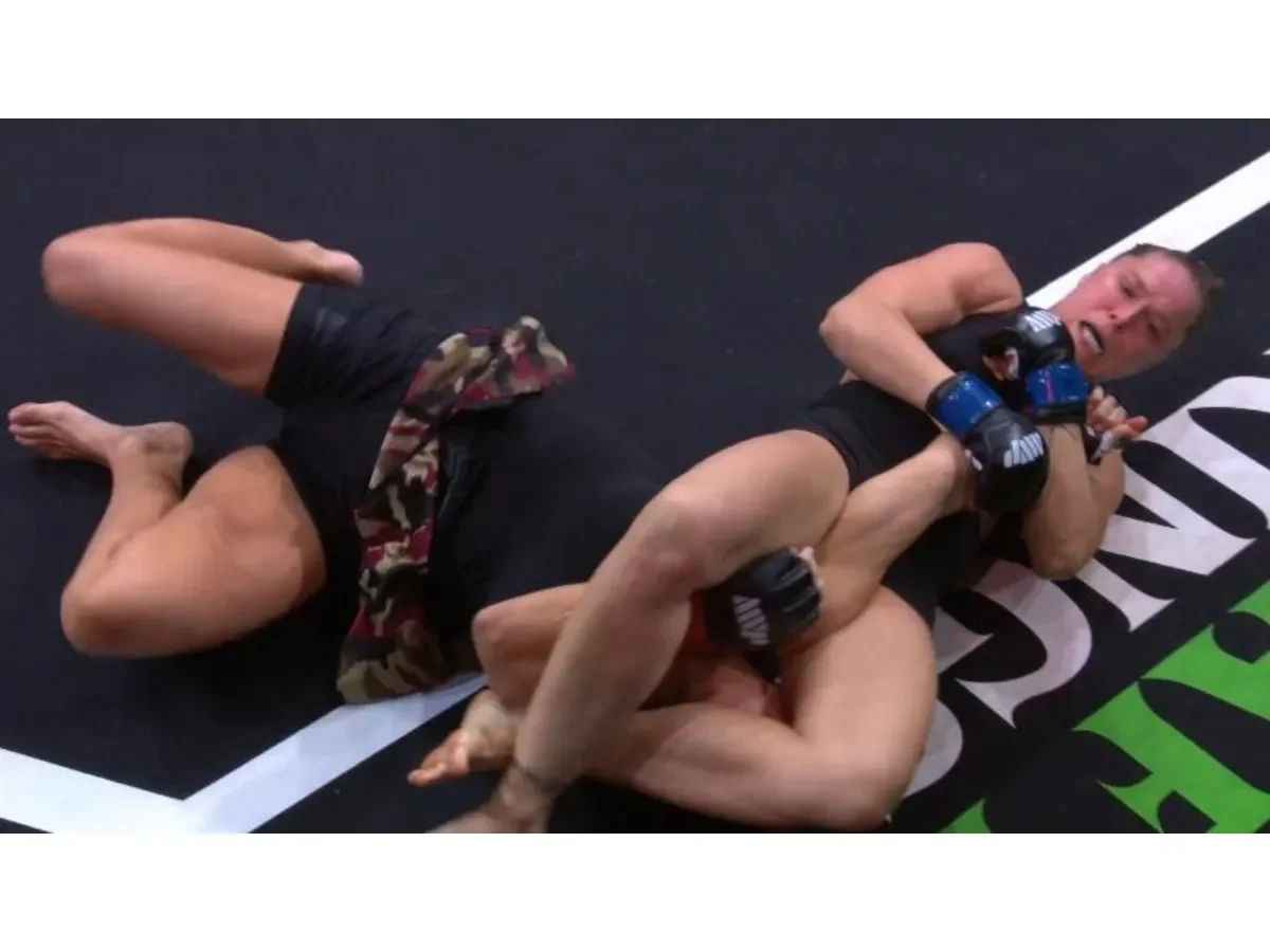 Ronda Rousey regresa y derrota a Gina Carano en combate histórico de MMA Ronda Rousey regresa y derrota a Gina Carano en combate histórico de MMA