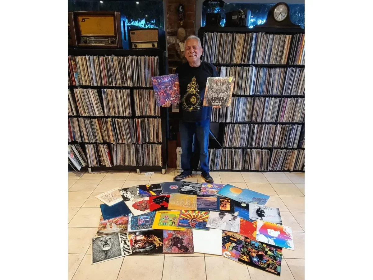 José y su colección de 3,300 discos de vinilo: un legado musical en Apaneca José y su colección de 3,300 discos de vinilo: un legado musical en Apaneca