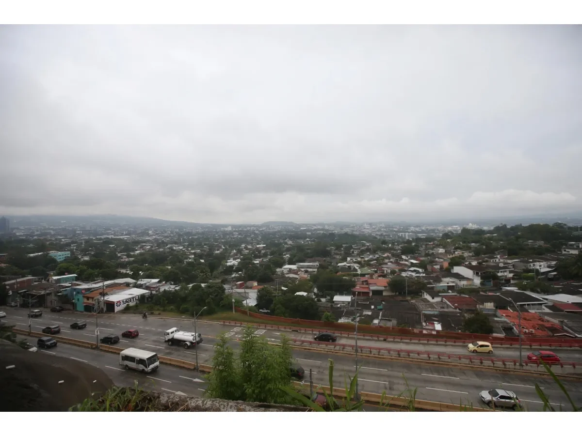 MARN reporta acercamiento de nueva onda tropical y pronostica lluvias en El Salvador MARN reporta acercamiento de nueva onda tropical y pronostica lluvias en El Salvador