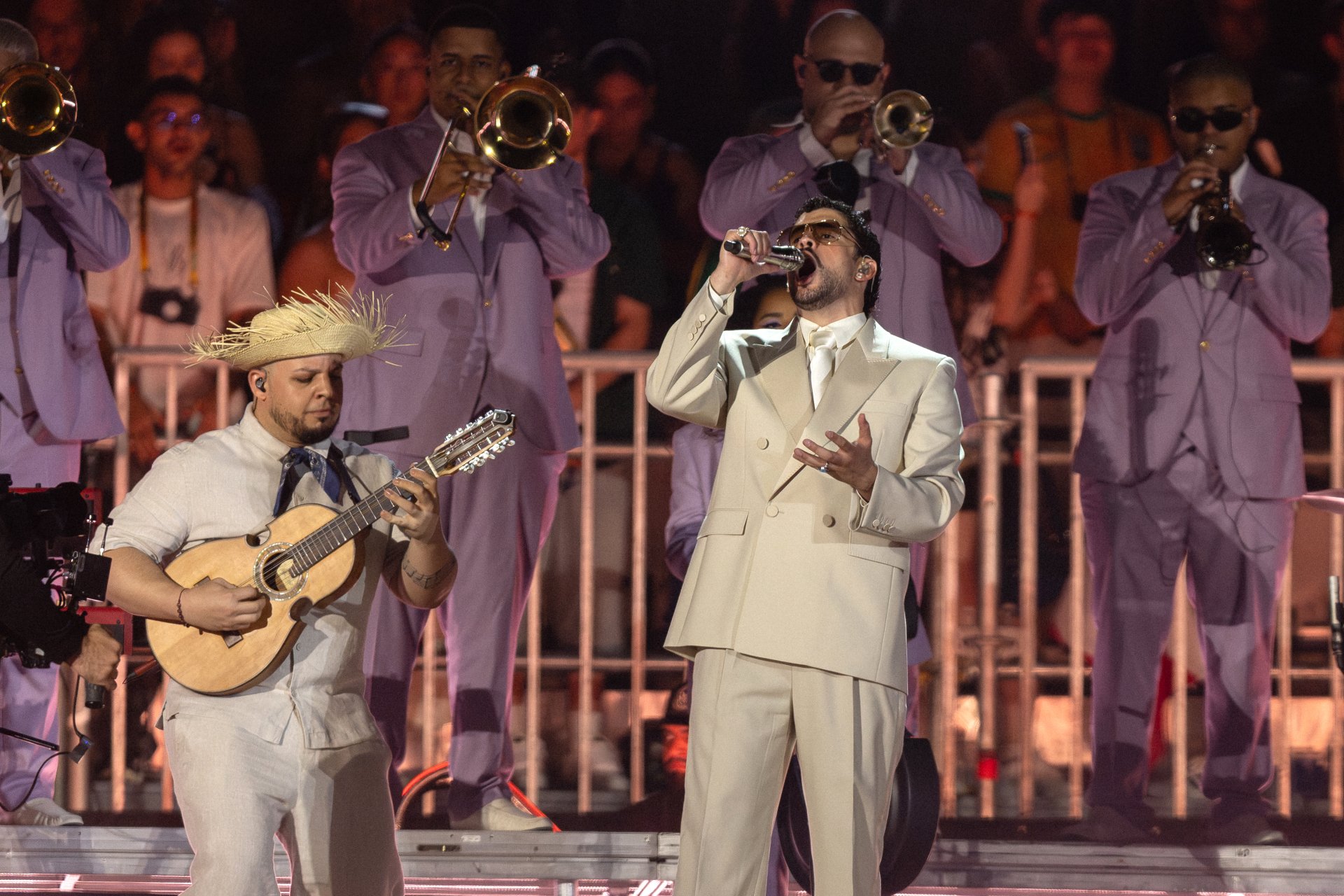 Bad Bunny lanza exclusiva colección de ropa en Puerto Rico y cautiva a sus seguidores