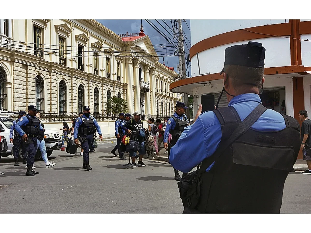 Vendedores del Centro Histórico de San Salvador manifiestan desconfianza ante nuevas reglas de decomisos Vendedores del Centro Histórico de San Salvador manifiestan desconfianza ante nuevas reglas de decomisos