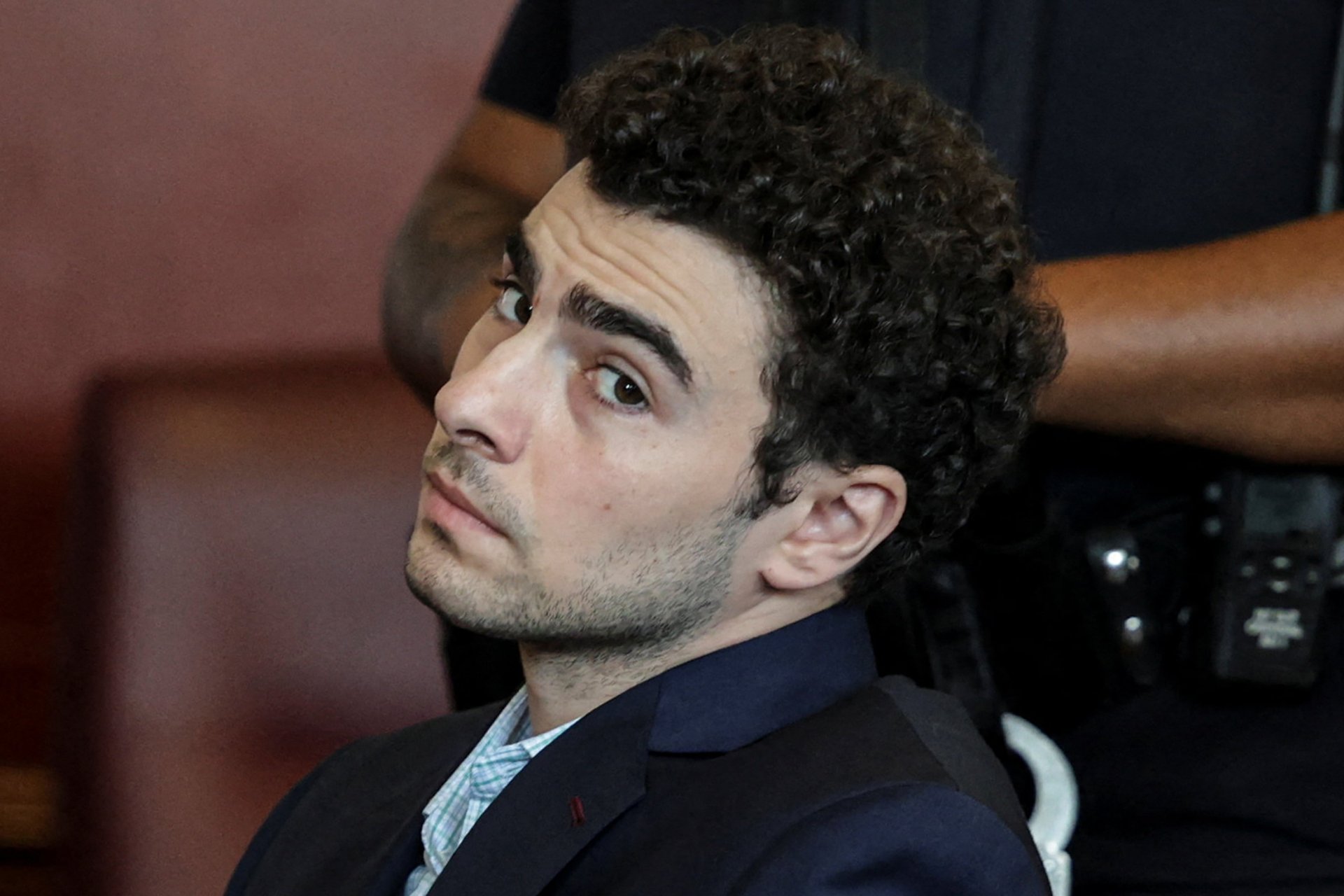 Juez admite cuaderno y pistola como pruebas clave en caso contra Luigi Mangione Juez admite cuaderno y pistola como pruebas clave en caso contra Luigi Mangione
