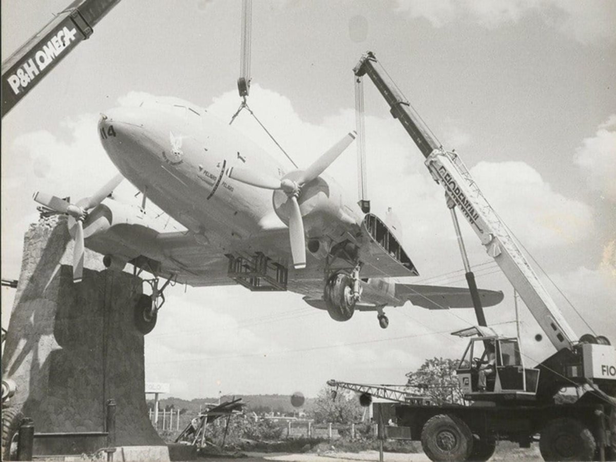 Historia y simbolismo del avión Douglas C-47, monumento en bulevar del Ejército en Ilopango Historia y simbolismo del avión Douglas C-47, monumento en bulevar del Ejército en Ilopango