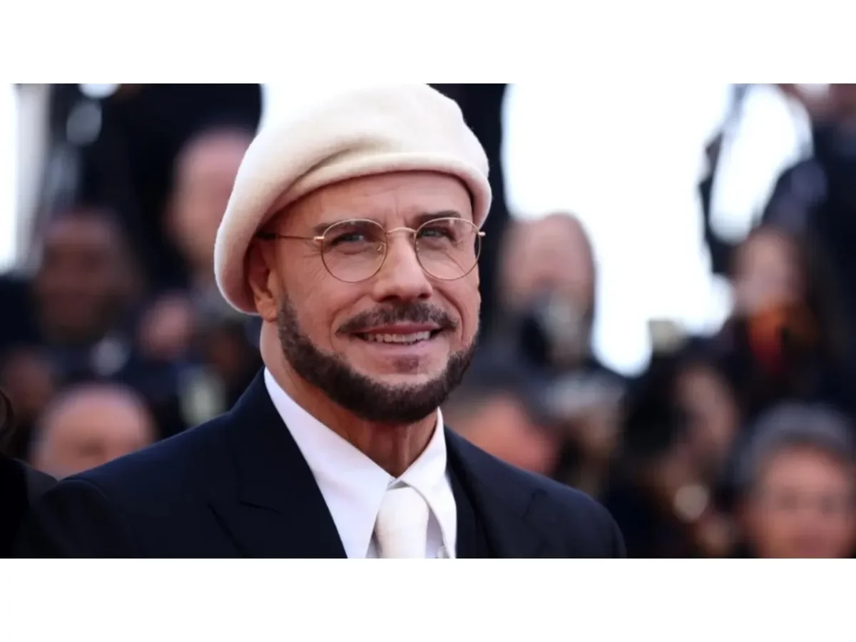 John Travolta sorprende en Festival de Cannes con apariencia notablemente rejuvenecida