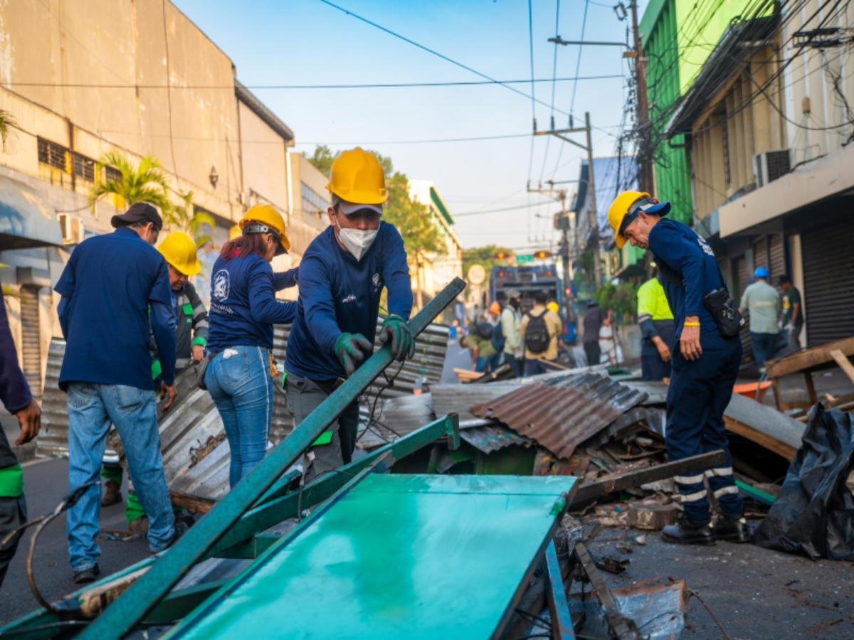 Alcaldía de San Salvador ejecuta desmontaje masivo de estructuras en el Centro Histórico con más de 800 colaboradores Alcaldía de San Salvador ejecuta desmontaje masivo de estructuras en el Centro Histórico con más de 800 colaboradores