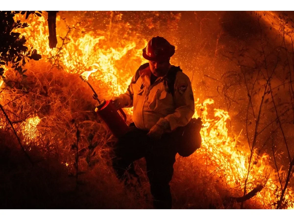 Evacuación masiva en Simi Valley por incendio forestal que consume más de 5 km² en California Evacuación masiva en Simi Valley por incendio forestal que consume más de 5 km² en California