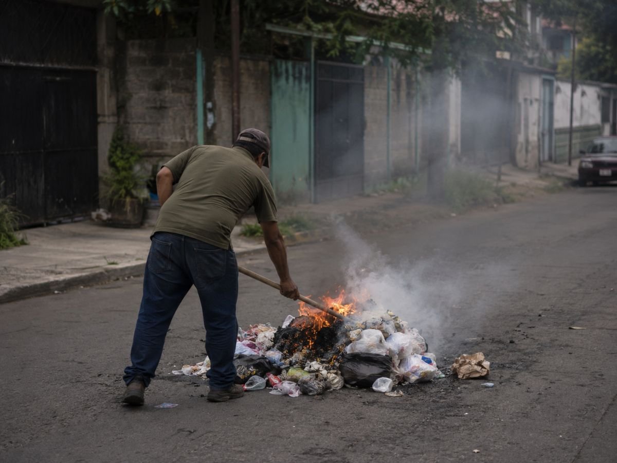 Multas y sanciones por quemar basura y llantas en San Salvador Centro: normativa y alcance Multas y sanciones por quemar basura y llantas en San Salvador Centro: normativa y alcance