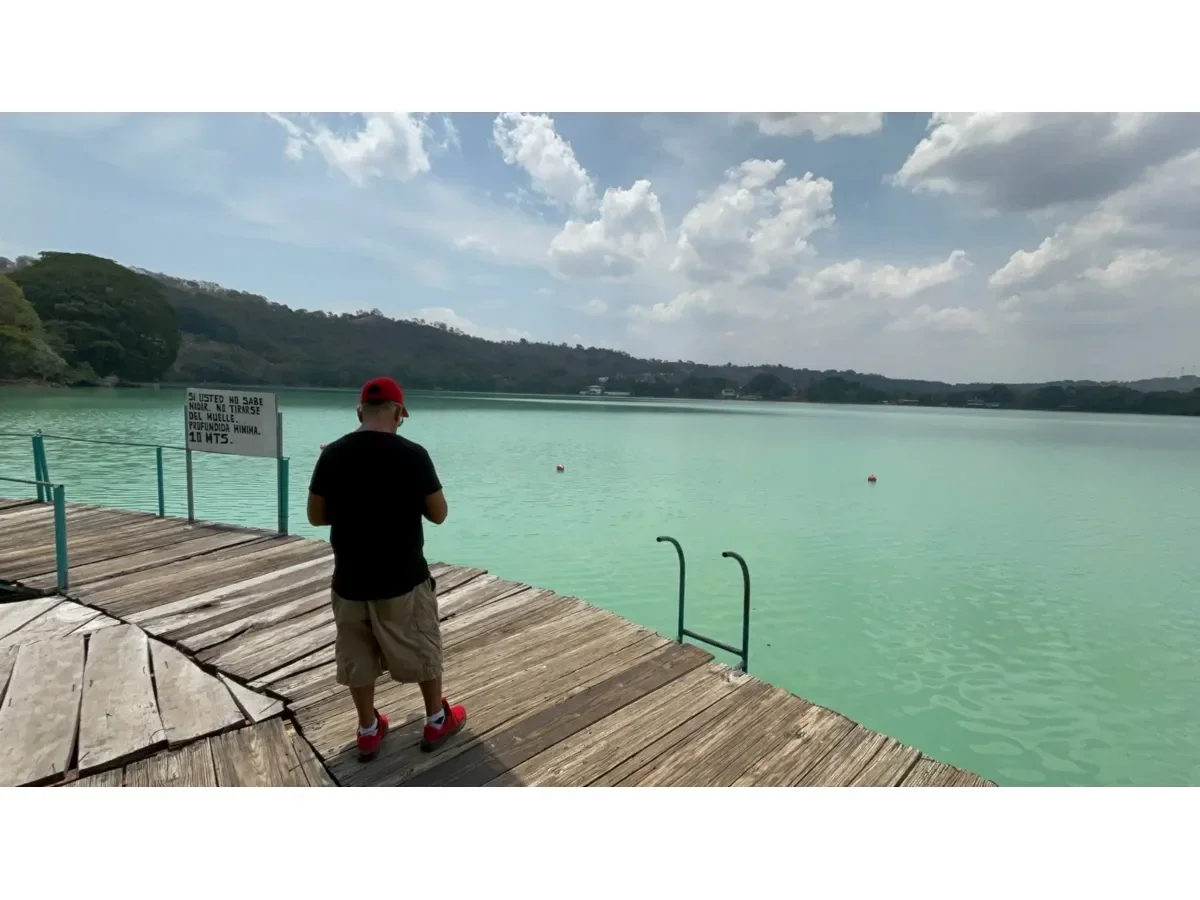 Fenómeno natural: Laguna de Apastepeque cambia a un vibrante color turquesa en El Salvador Fenómeno natural: Laguna de Apastepeque cambia a un vibrante color turquesa en El Salvador