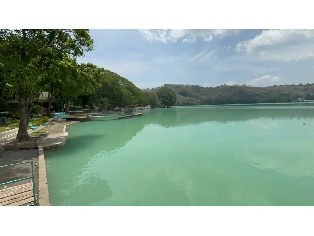 Agua de la Laguna de Apastepeque cambia a color turquesa y genera interés científico y turístico Agua de la Laguna de Apastepeque cambia a color turquesa y genera interés científico y turístico