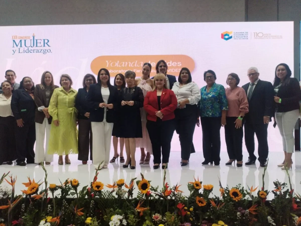 Yolanda de Vides recibe premio Mujer Destacada 2026 otorgado por CAMARASAL Yolanda de Vides recibe premio Mujer Destacada 2026 otorgado por CAMARASAL