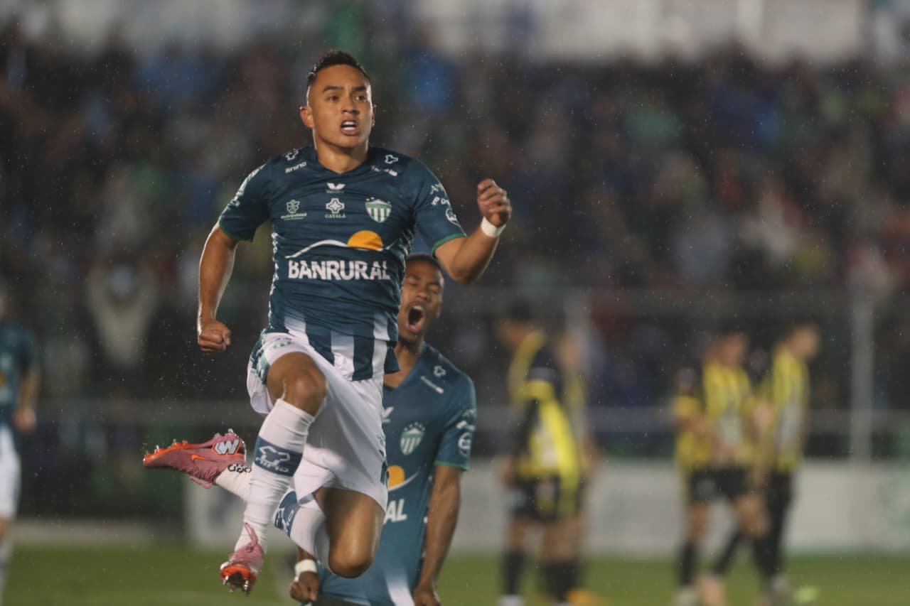 Óscar Santis emprenderá nueva etapa en el fútbol asiático tras salir de Antigua GFC Óscar Santis emprenderá nueva etapa en el fútbol asiático tras salir de Antigua GFC