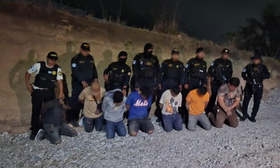 PNC detiene a ocho presuntos integrantes de banda de robafurgones y recupera mercancía en Sanarate PNC detiene a ocho presuntos integrantes de banda de robafurgones y recupera mercancía en Sanarate