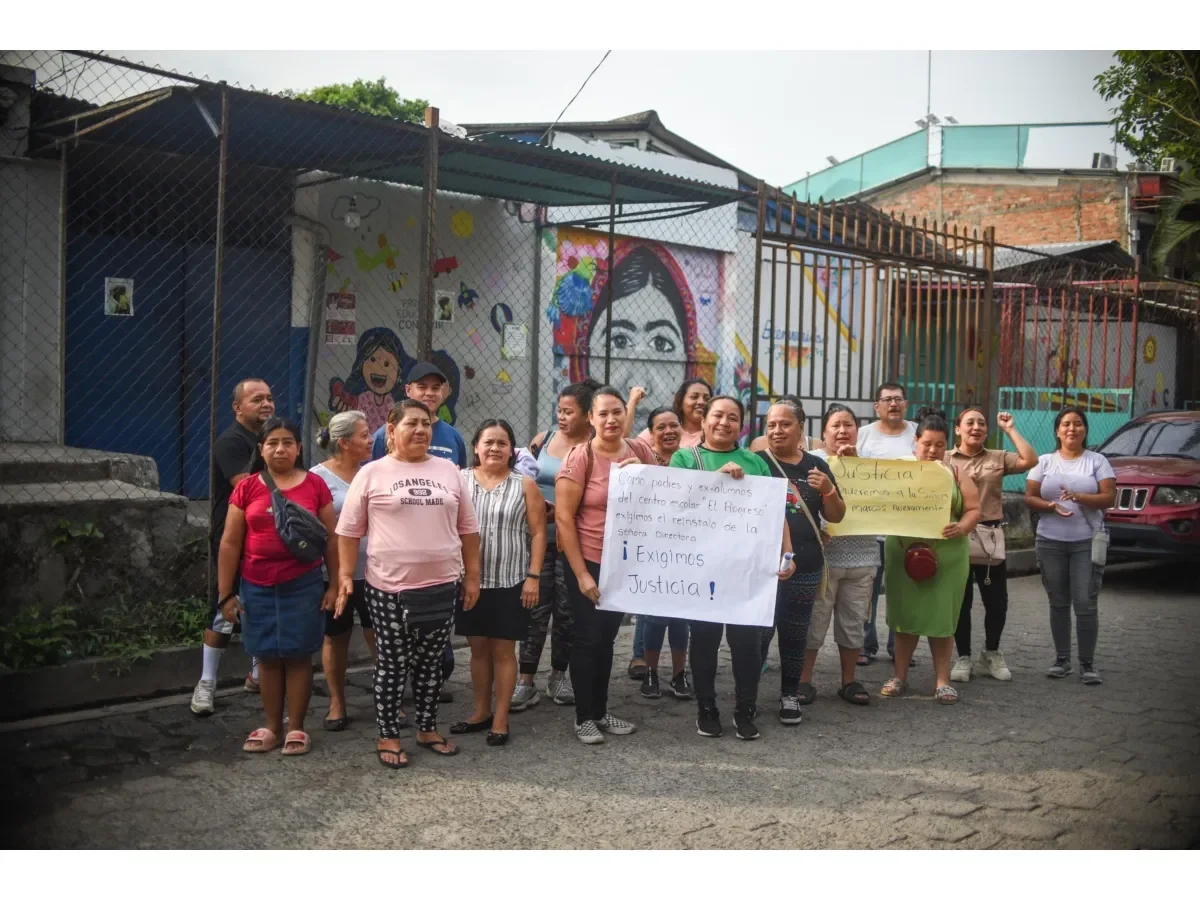 Padres exigen restitución de directora destituida en Centro Escolar Barrio El Progreso de Soyapango